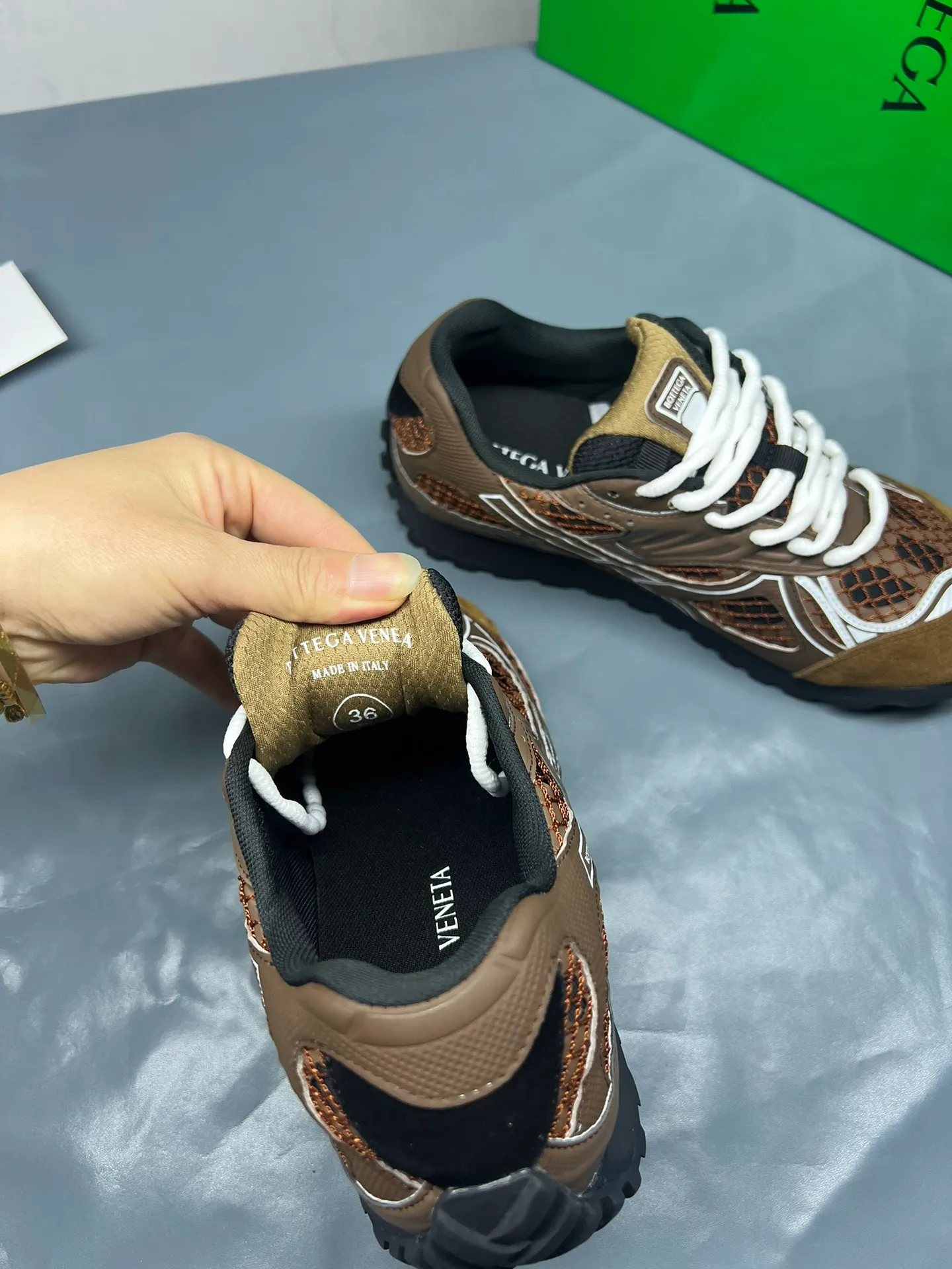 👟👟Ex-factory price 600👟👟 Men's size +10 Real photos 🔥🔥BV Orbit sneakers Wang Yibo's same style couple's dad shoes Runner sneakers, made of lightweight technical mesh fabric. Matched with geometric pattern designed rubber outsole, Wang Zha series high version. Look for the package technology. It is actually a lot taller, but the legs are still slim. Very nice, playable and durable. Matched to the standard💯 Package shoe technology. Look for the high version. The outsole is made of color-blocked TPU outsole. Women's model 35 36 37 38 39 40 41 42 (40 41 42 43 44 45 customized) (Customer logo can be accepted without refund or exchange at a favorable price) Equipped with original packaging